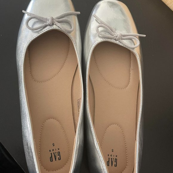 Shimmering Silver Kids' Ballet Flats - GAP Size 5 - Perfect for Any Occasion - Picture 2 of 5